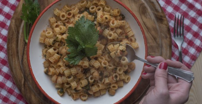 Pasta ai ceci, sedano e pomodoro