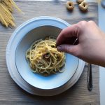 Spaghettoni con filetti di acciuga e taralli