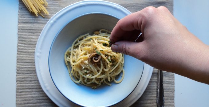 Spaghettoni con filetti di acciuga e taralli