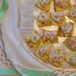 Crostini con avocado e gamberetti