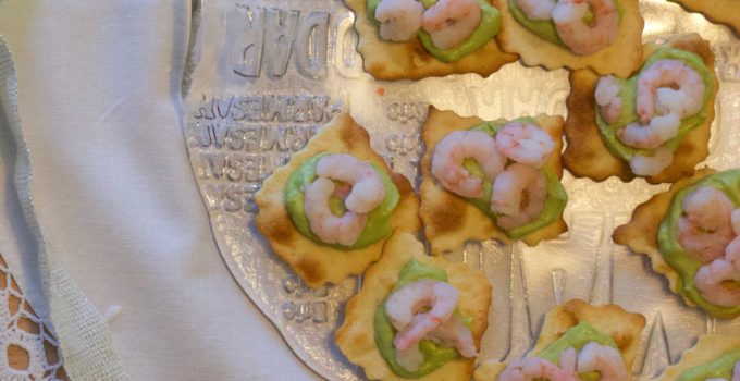 Crostini con avocado e gamberetti