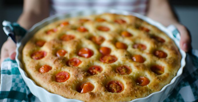 Focaccia di patate e pomodorini